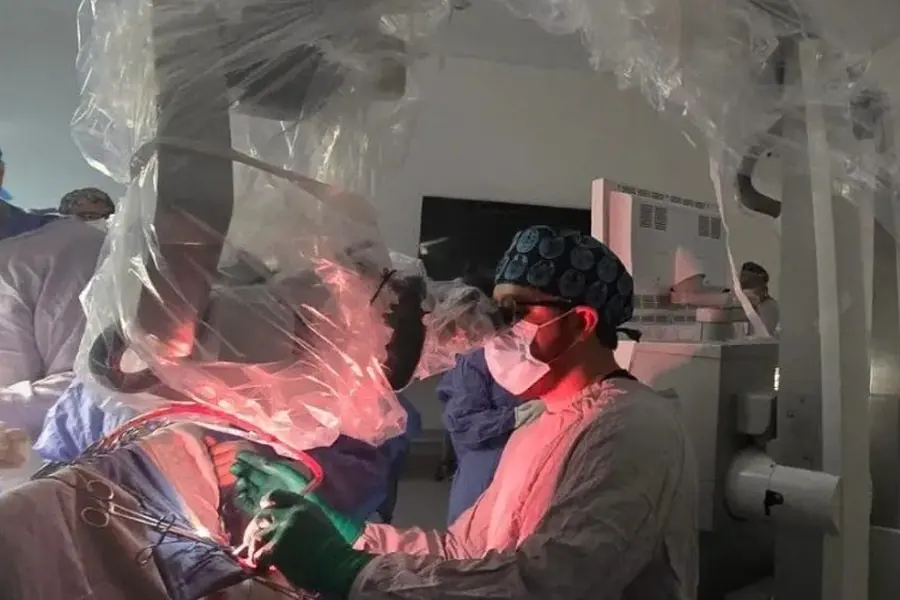Neurocirujano operando con microscopio y neuronavegación, cirugía estereotáctica en León