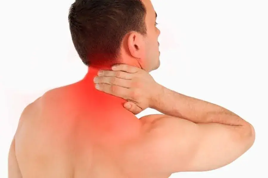 Paciente con dolor cervical crónico en la nuca, valorado por neurocirujano especialista en columna en León