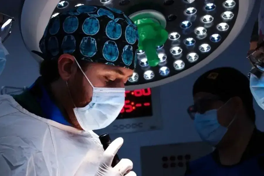 Neurocirujano en quirófano, especialista en dolor de cabeza y cirugía cerebrovascular en León