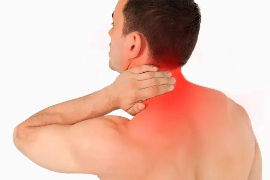 Paciente con dolor de cuello y nuca, valorado por el especialista en columna cervical en León