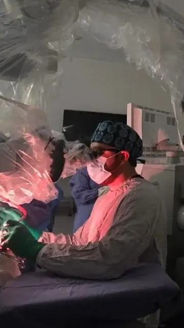 Microdiscectomía tubular de mínima invasión realizada por el neurocirujano en León